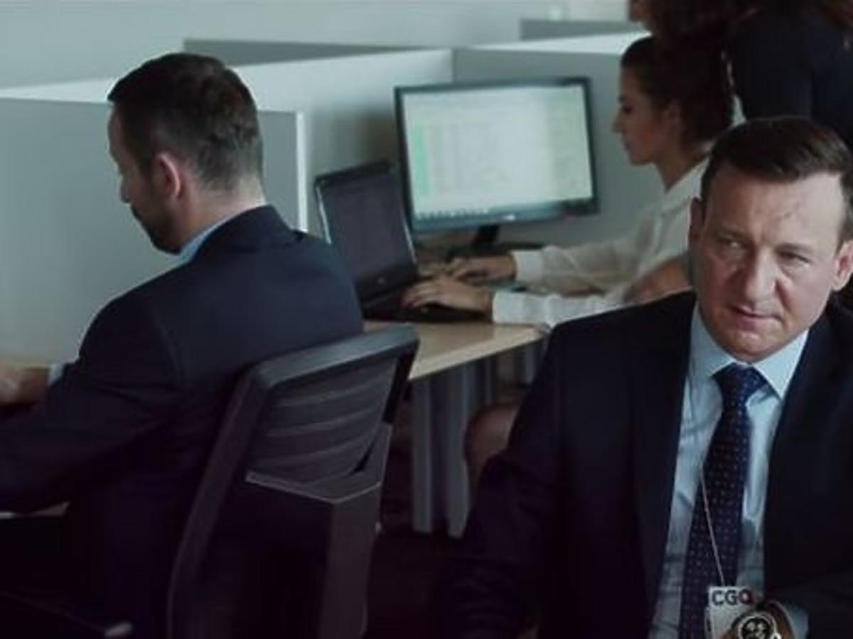 Robert Więckiewicz w biurze - kadr z filmu Król życia