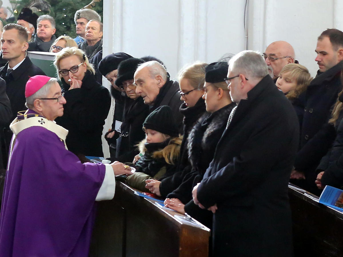 Rodzina na pogrzebie prezydenta Gdańska Pawła Adamowicza