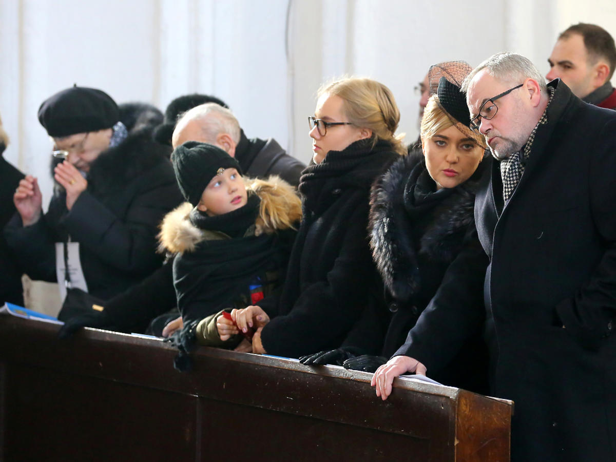 Rodzina na pogrzebie prezydenta Gdańska Pawła Adamowicza