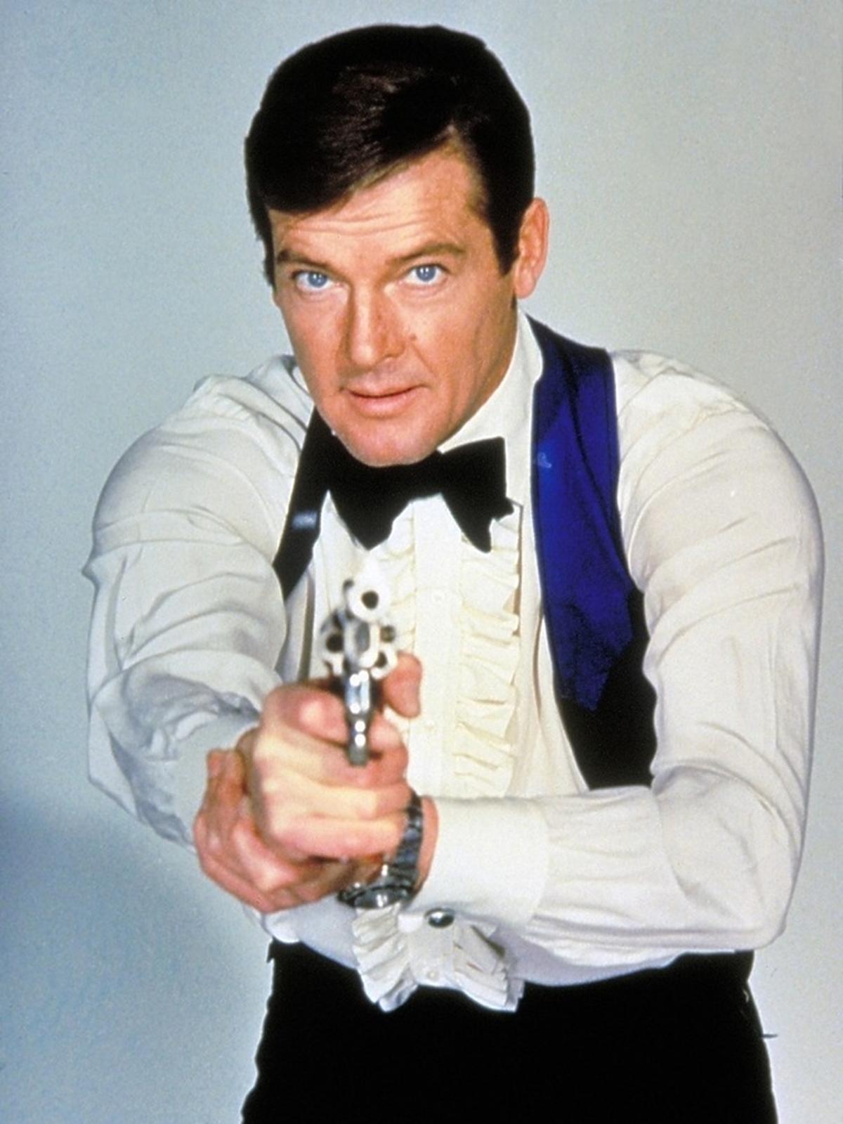 Roger Moore z bronią