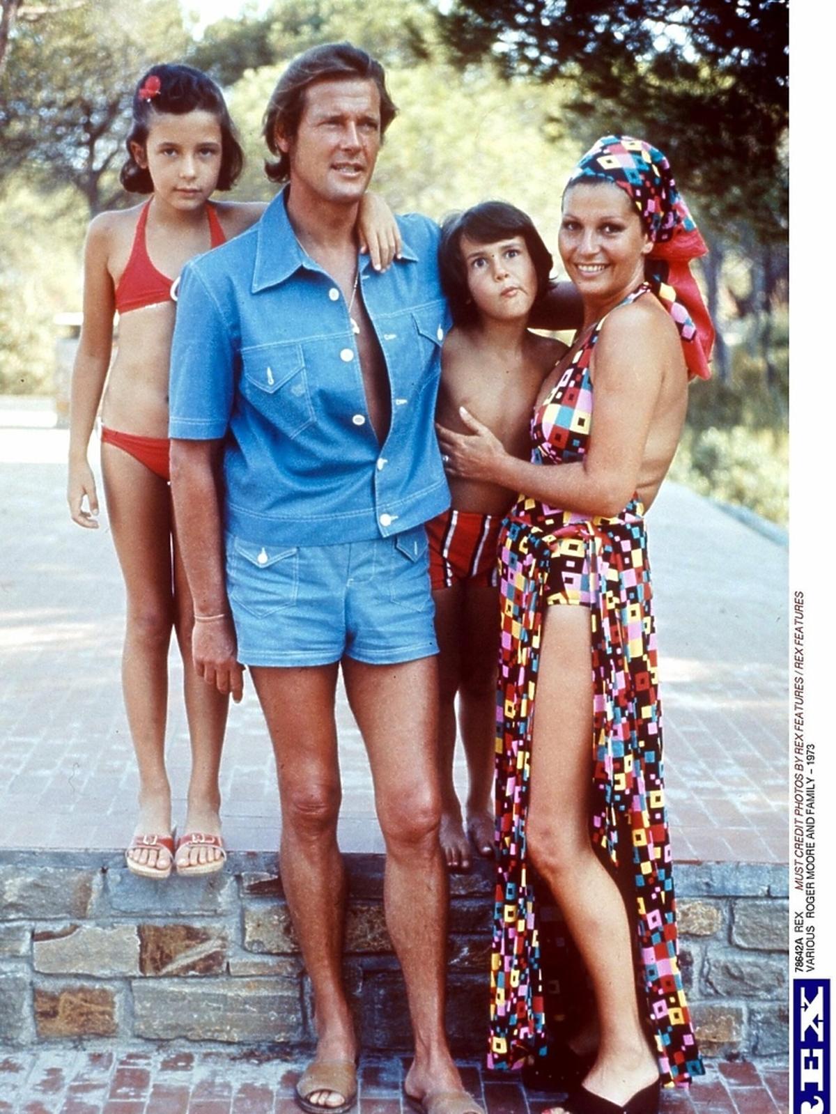 Roger Moore z dziećmi i żoną