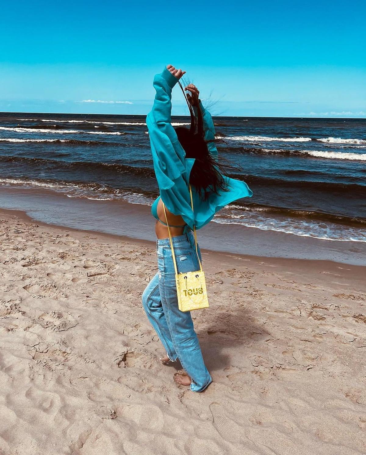Roksana Węgiel pozuje na plaży. Uwagę fanów zwrócił ten jeden szczegół