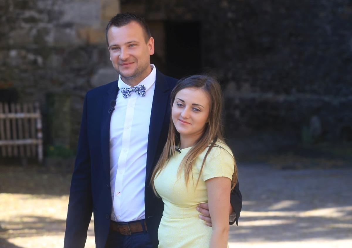 Grzegorz w marynarce i pod muszką oraz Ania w żółtej sukience w programie Rolnik szuka żony