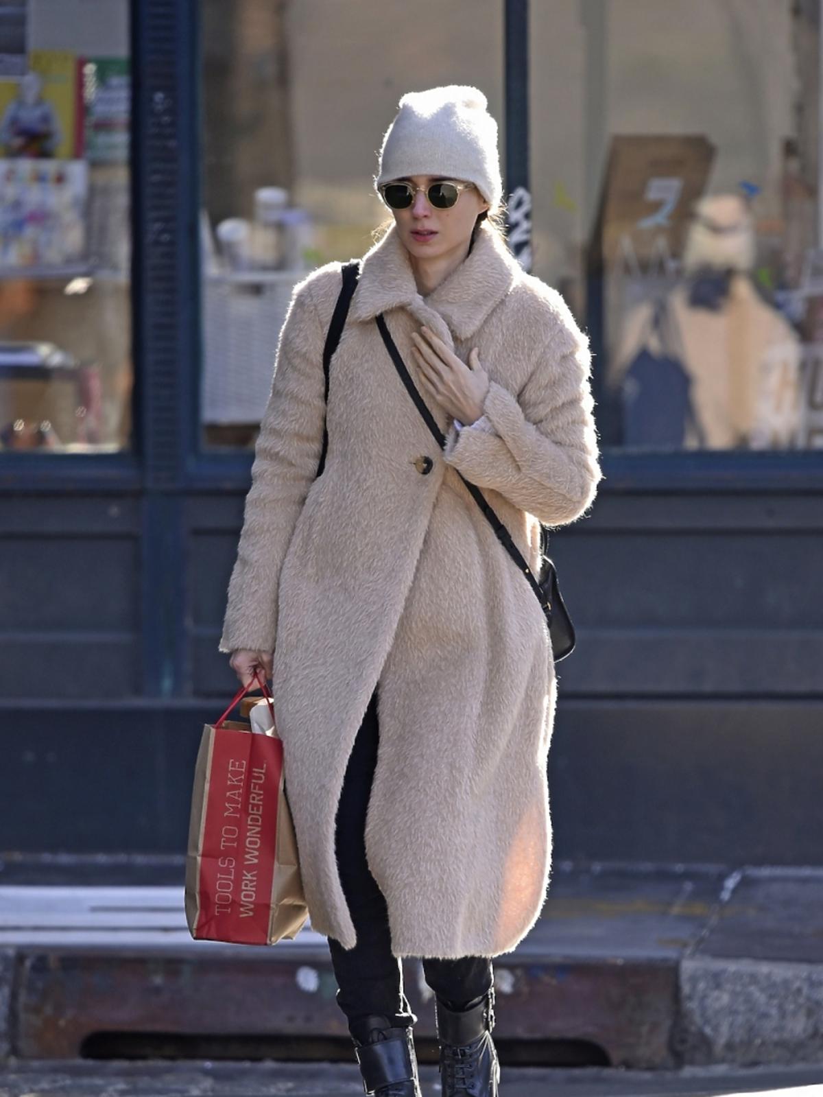 Rooney Mara w jasnym futrzanym płaszczu i białej czapce