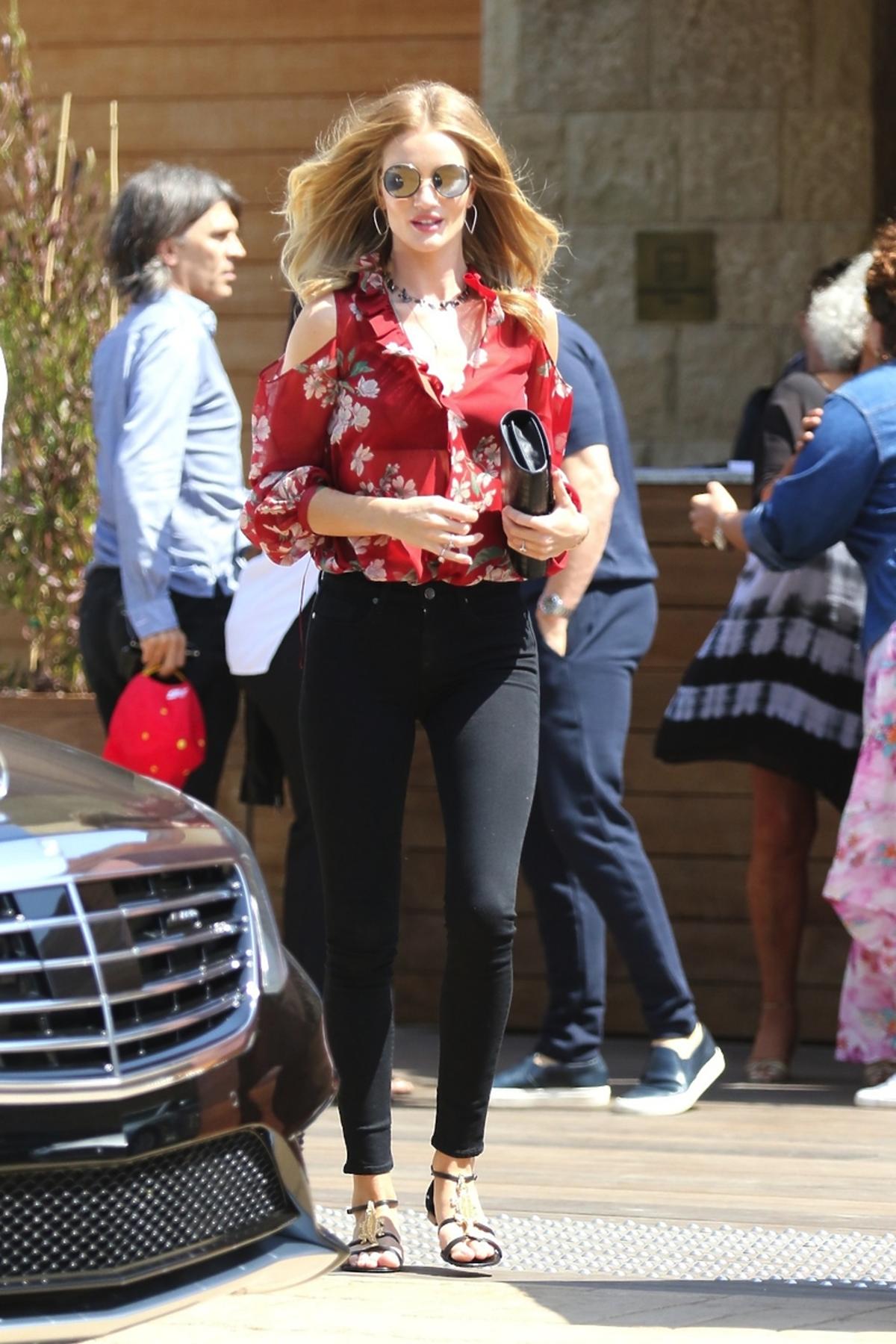 Rosie Huntington-Whiteley w czerwonej wzorzystej bluzce i czarnych rurkach
