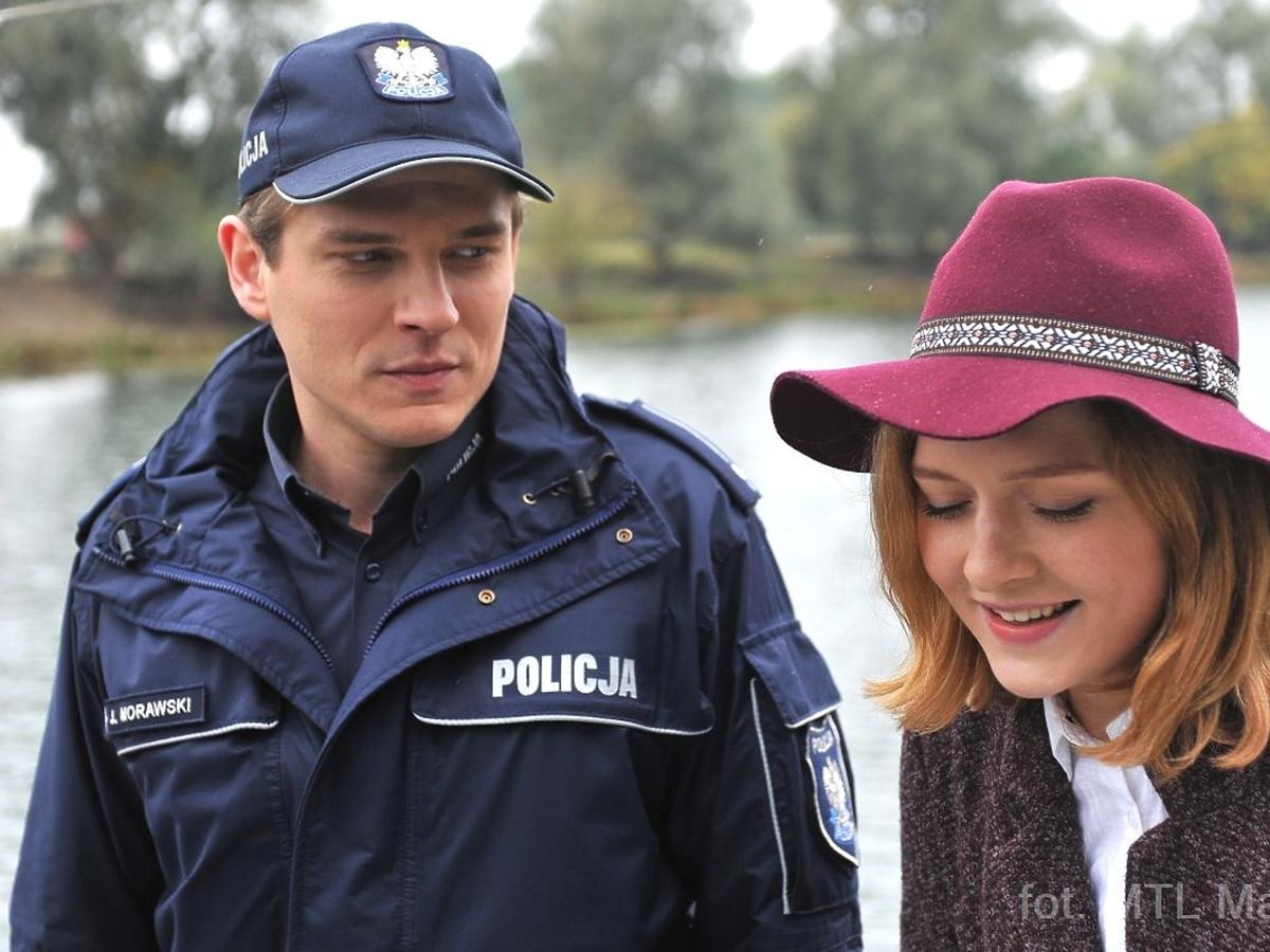 Ruda dziewczyna w bordowym kapeluszu