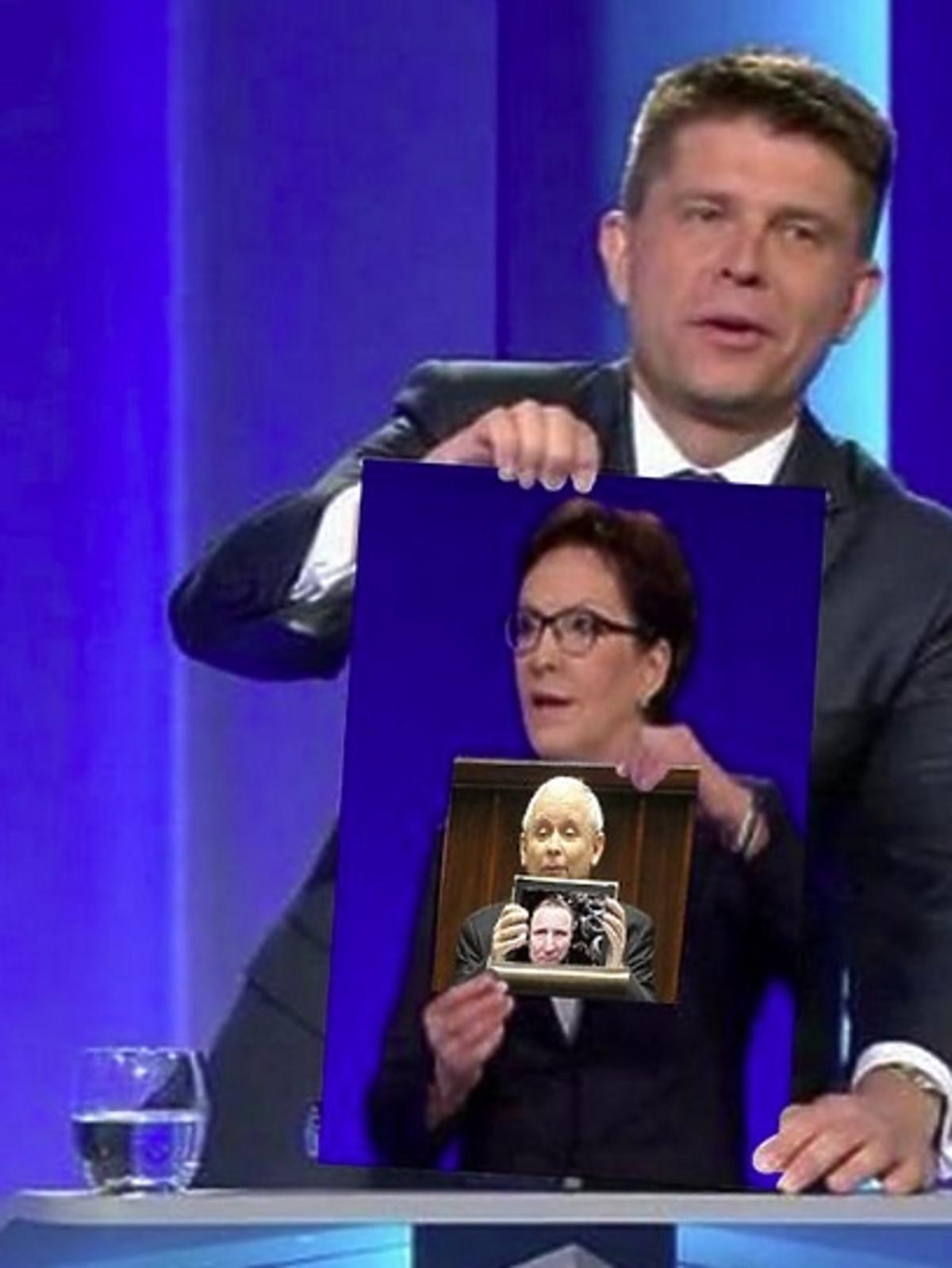 Ryszard Petru pokazuje plakat z Ewą Kopacz