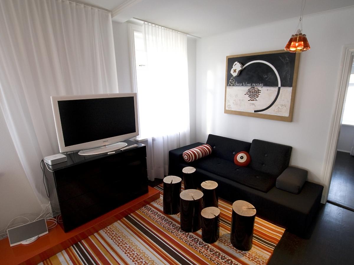 Salon w ciemnych barwach i oryginalnymi meblami