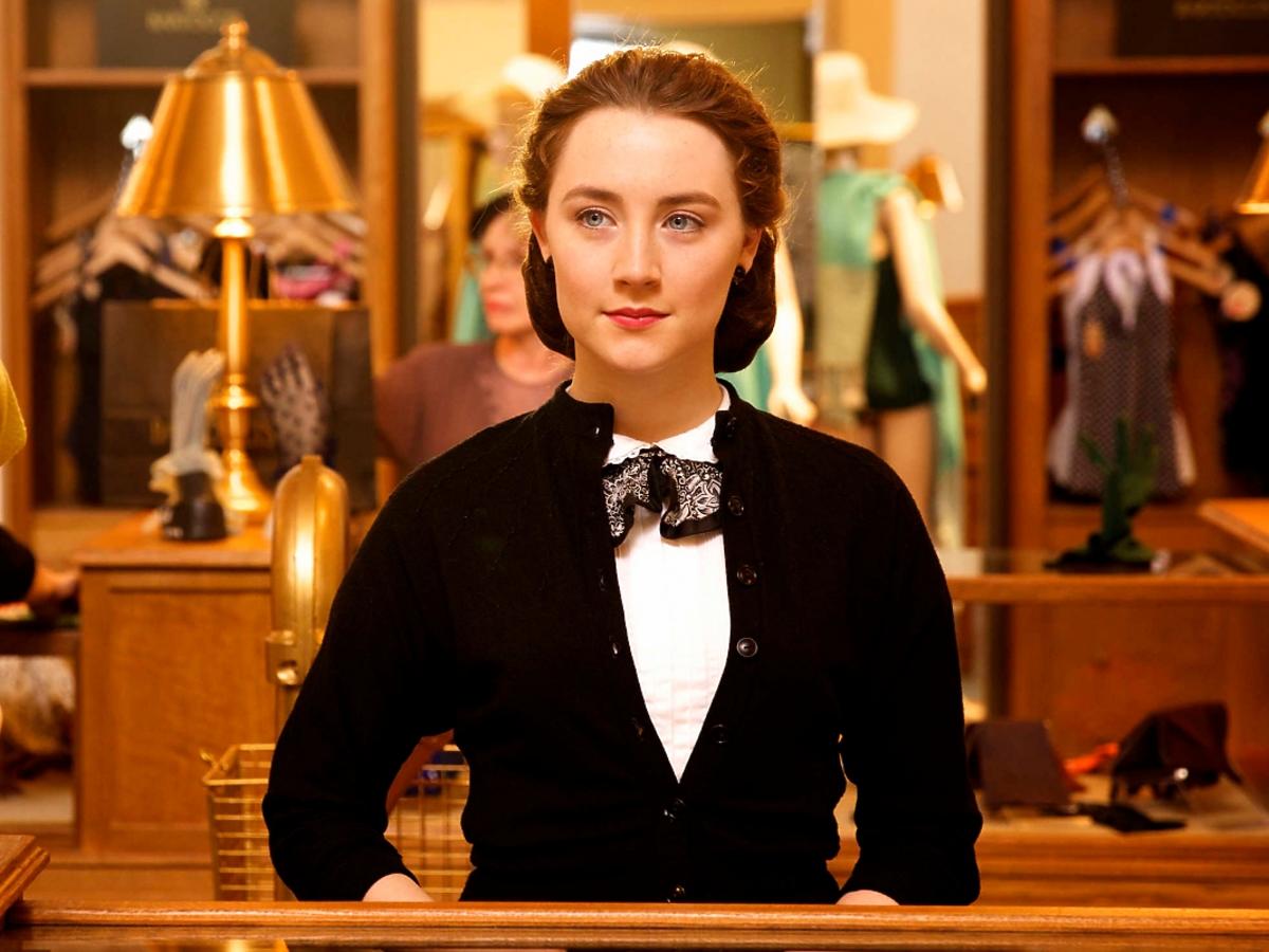 Saoirse Ronan za ladą sklepu
