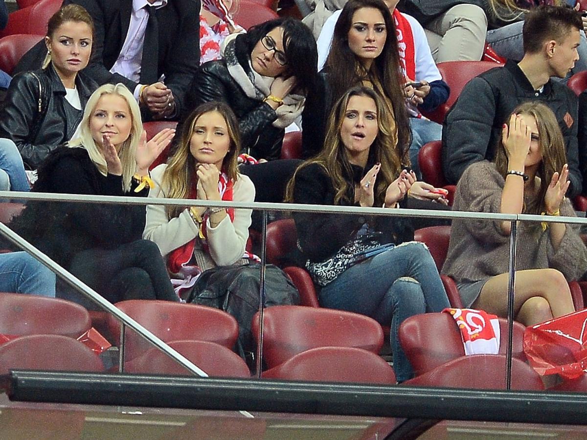 Sara Mannei Boruc, Ines Mannei i Marina Łuczenko na meczu Polska-Szkocja