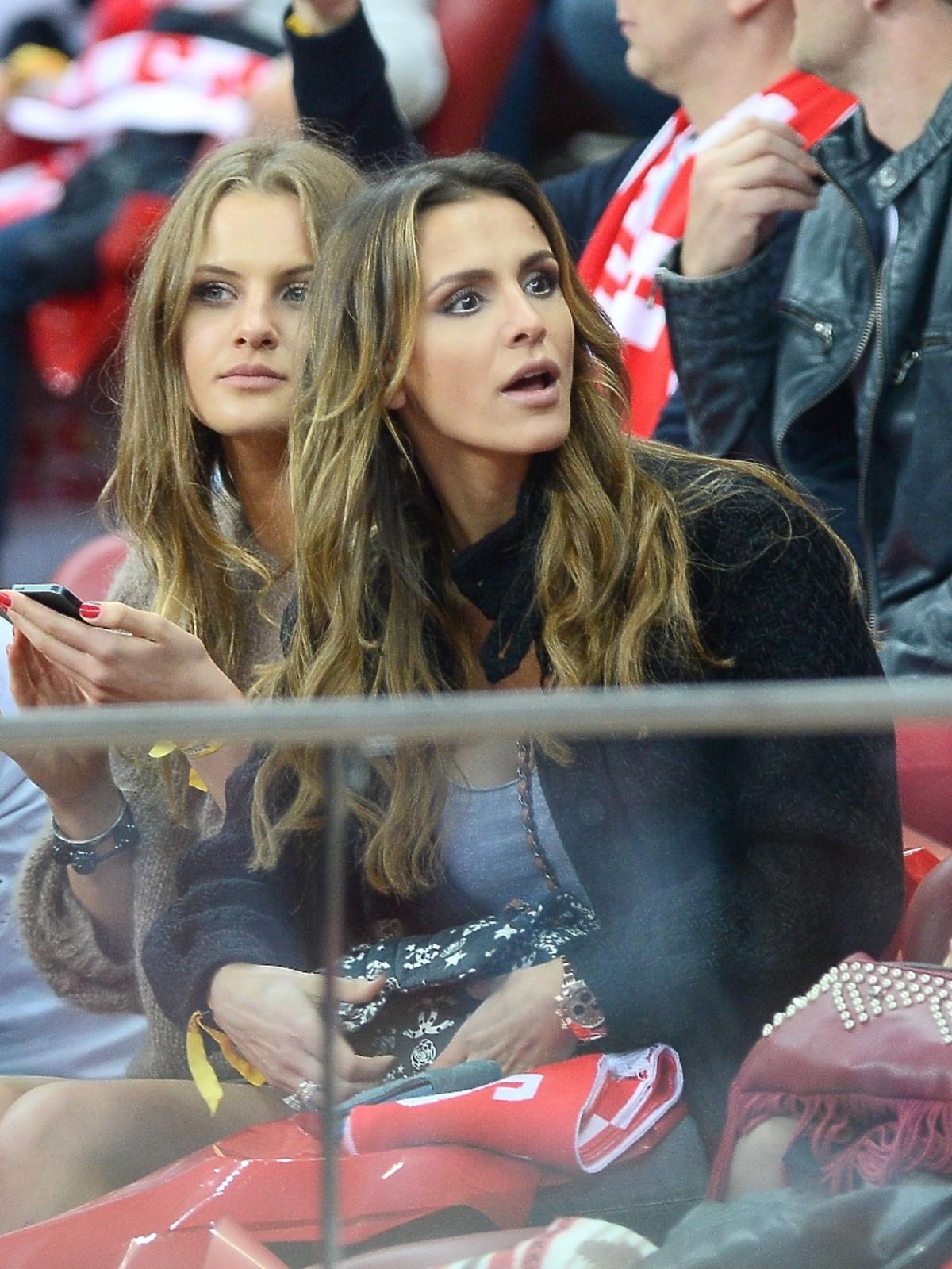 Sara Mannei Boruc z siostrą Ines Mannei na meczu Polska-Szkocja