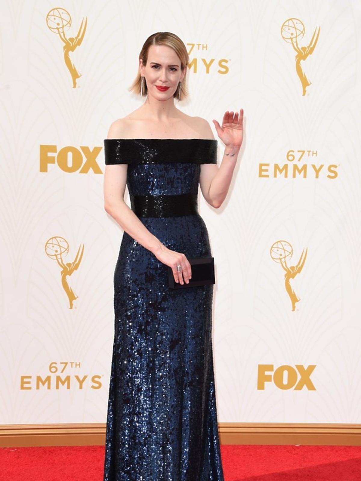 Sarah Paulson w błyszcącej granatowo - czarnej sukience