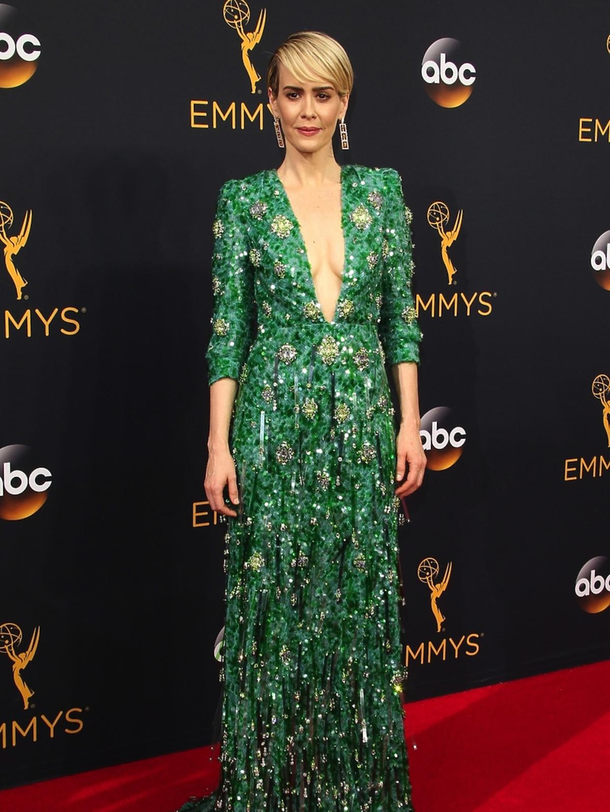 Sarah Paulson w zielonej sukni z dekoltem
