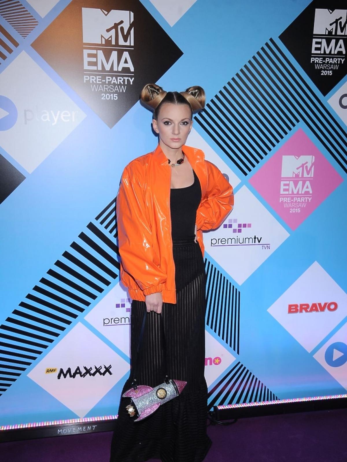 Sarsa w czarnej prześwitującej sukni na MTV EMA 2015