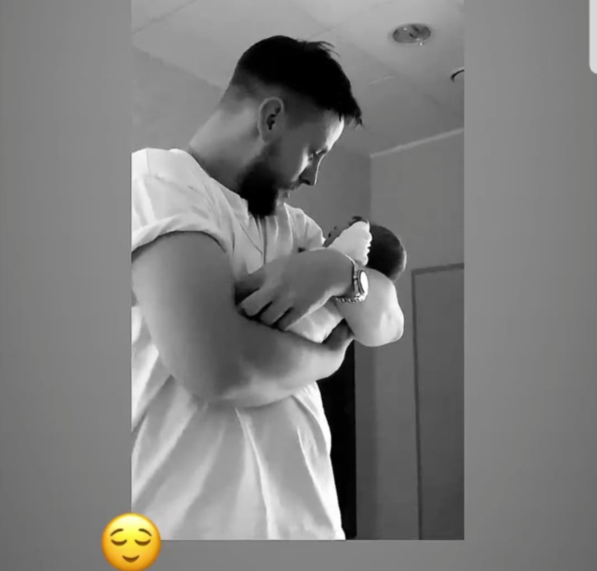 Sebastian Fabijański trzyma dziecko