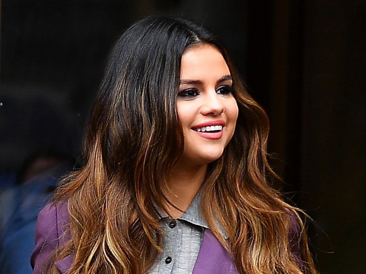 Selena Gomez radosna w fioletowym płaszczu