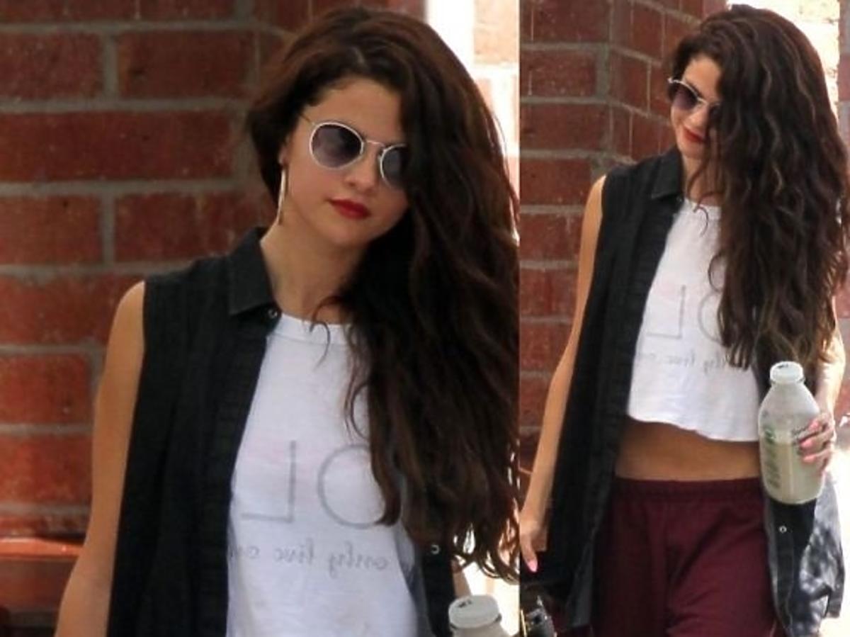 Selena Gomez w koszulce Local Heroes