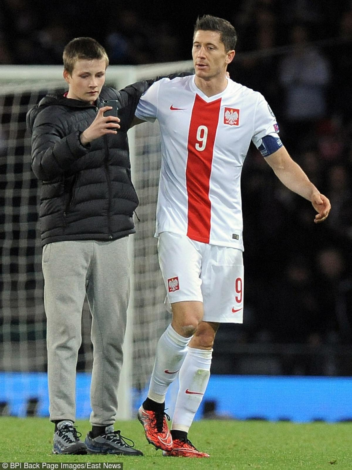 Selfie fana z Robertem Lewandowskim podczas meczu Polska Szkocja
