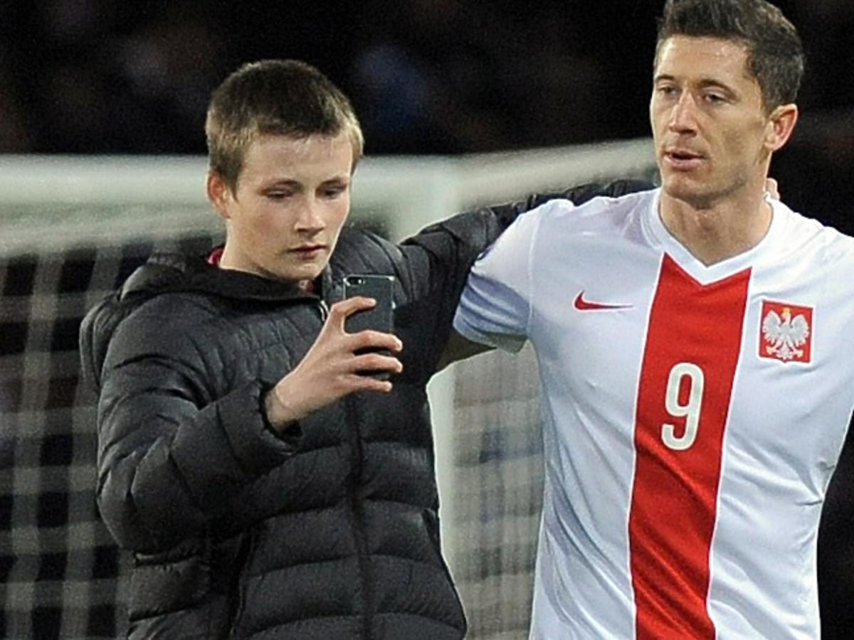 Selfie fana z Robertem Lewandowskim podczas meczu Polska Szkocja