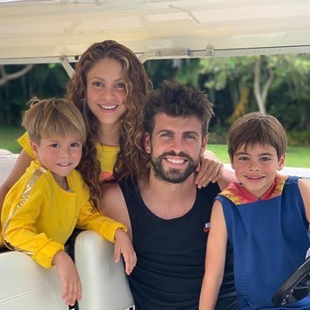 Shakira y Gerard Piqué con niños
