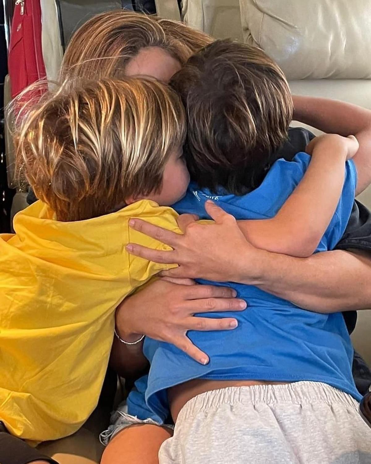 Shakira przytula synów