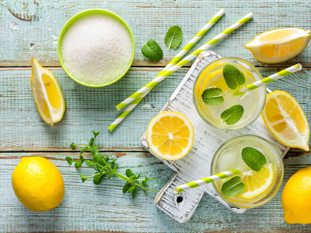 Składniki do przygotowania lemoniady leżące na stole