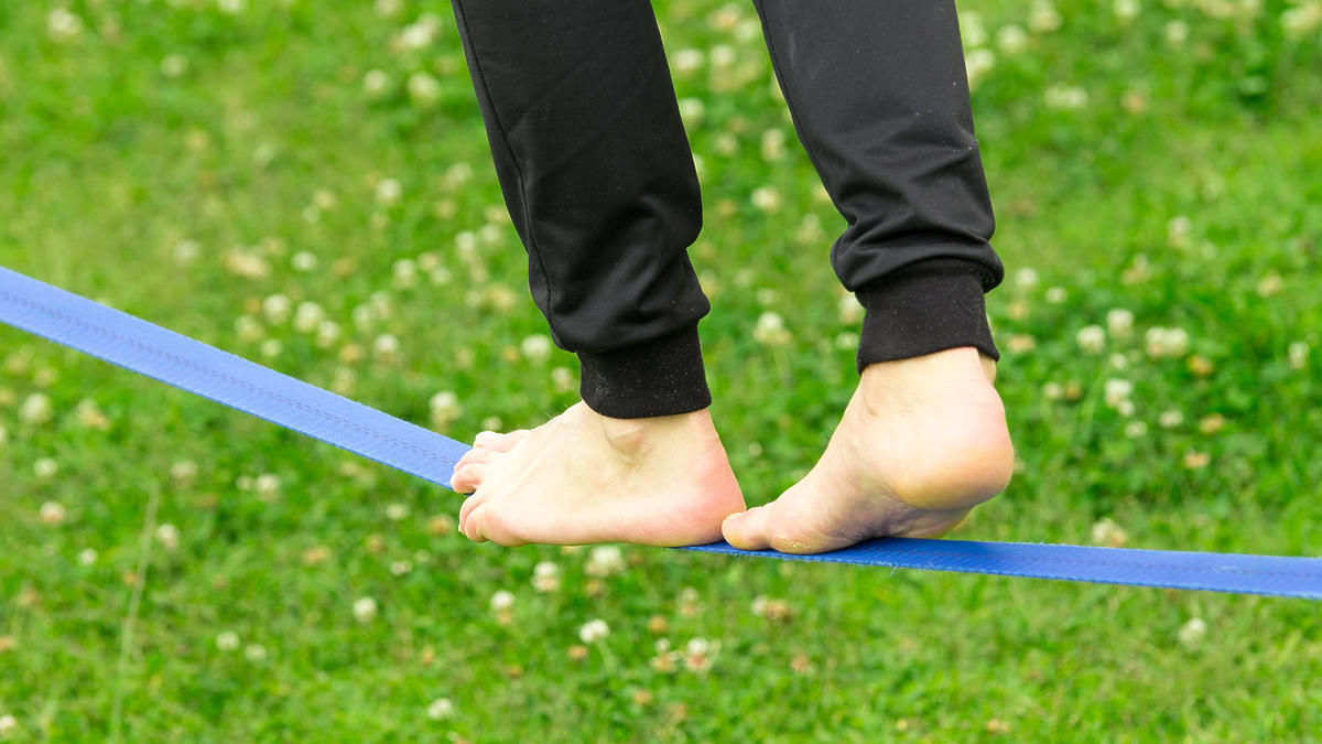Slackline lub slacklining to chodzenie po taśmie zawieszonej zwyk