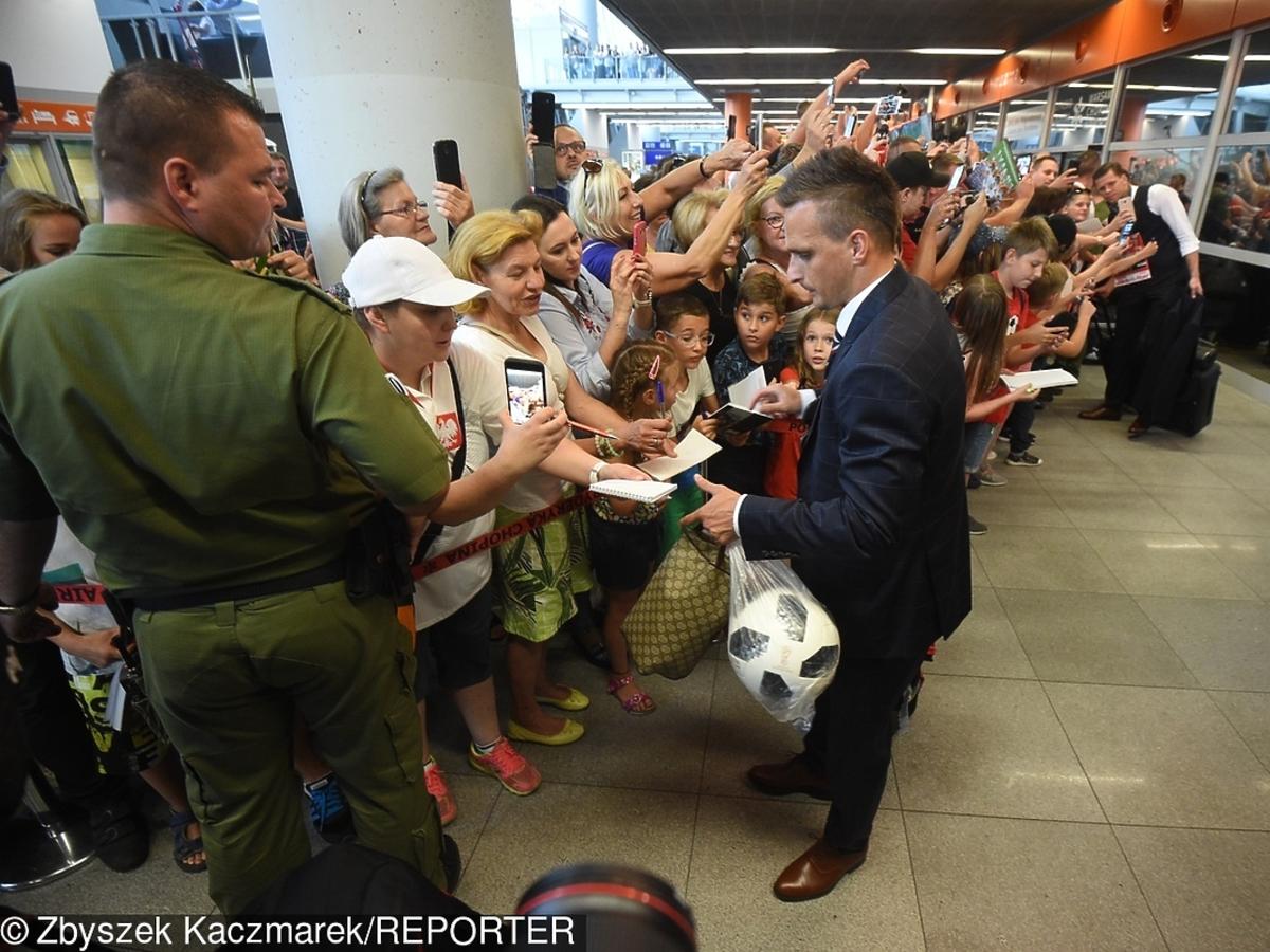 Sławek Peszko na lotnisku po powrocie z Rosji