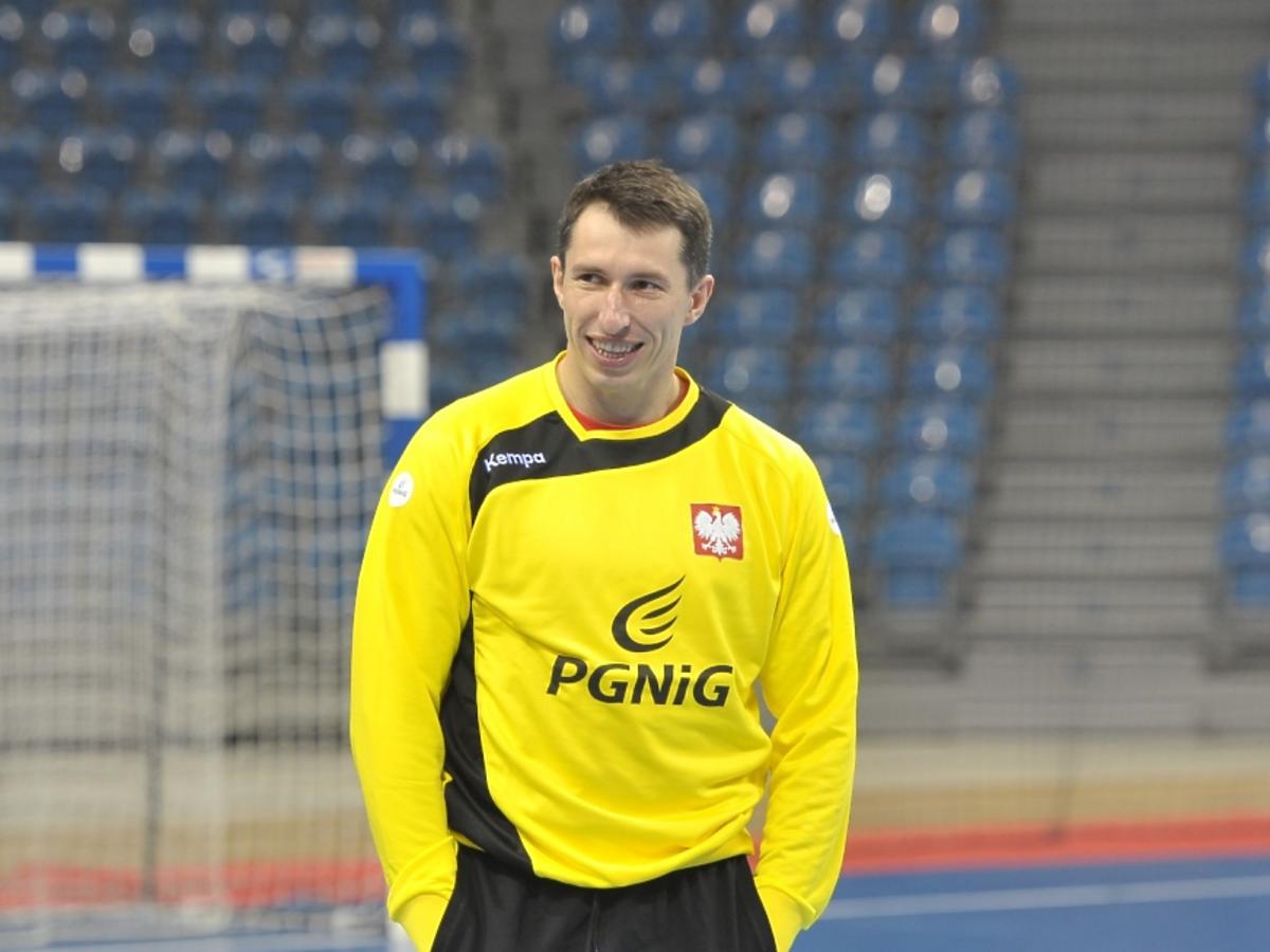 Sławomir Szmal stoi na boisku