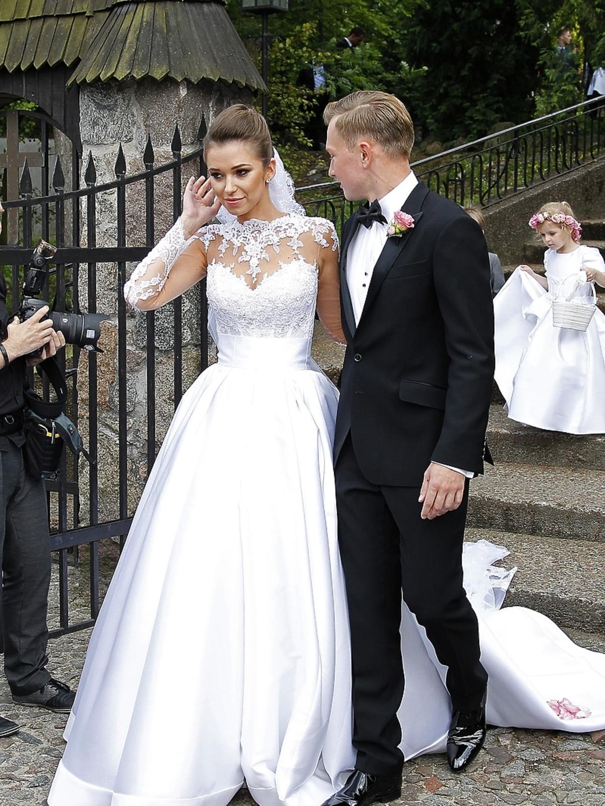 Ślub Jakuba Wesołowskiego i Agnieszki Szczurek. Zdjęcia ze ślubu Wesołowskiego i Szczurek. Suknia ślubna Agnieszki Szczurek