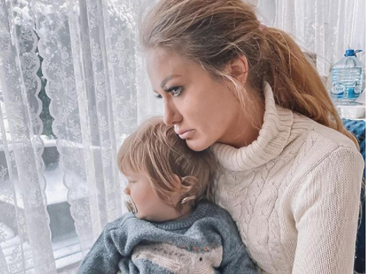 Smutna Ewa Mrozowska trzyma synka na kolanach