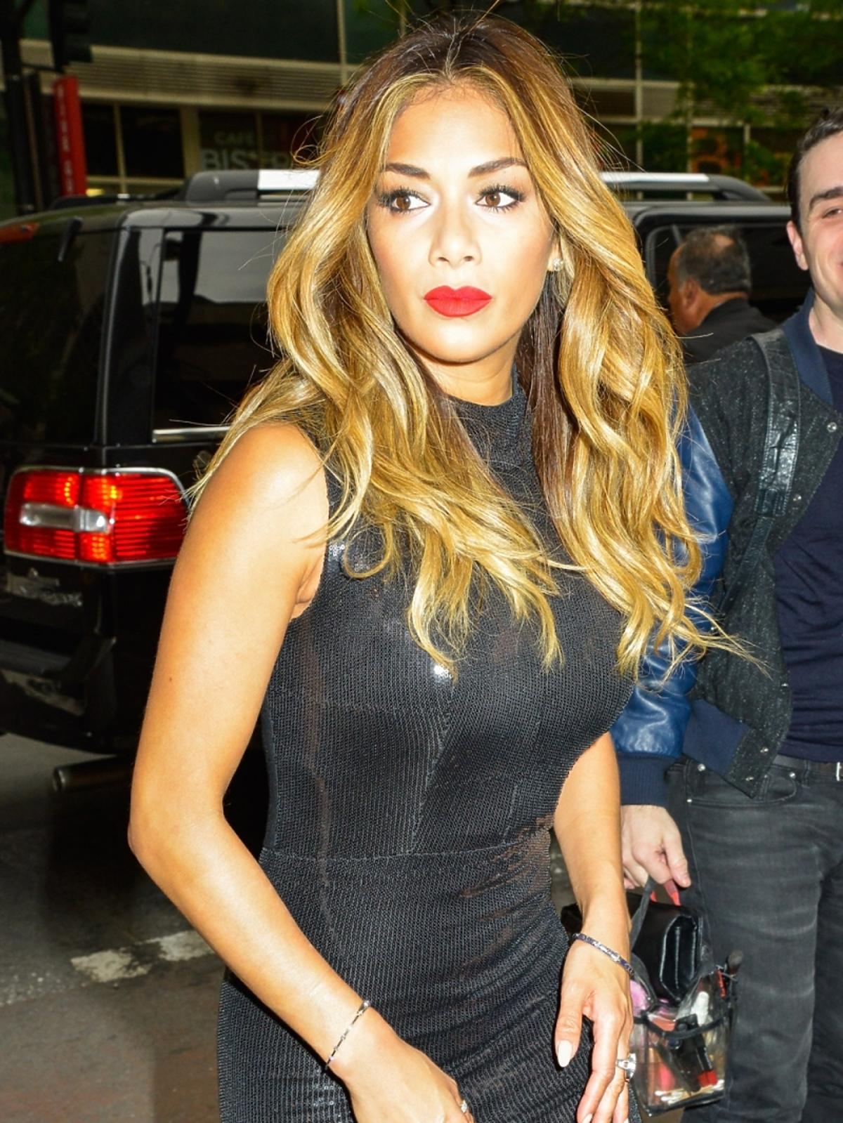 Smutna Nicole Scherzinger rozdaje autografy