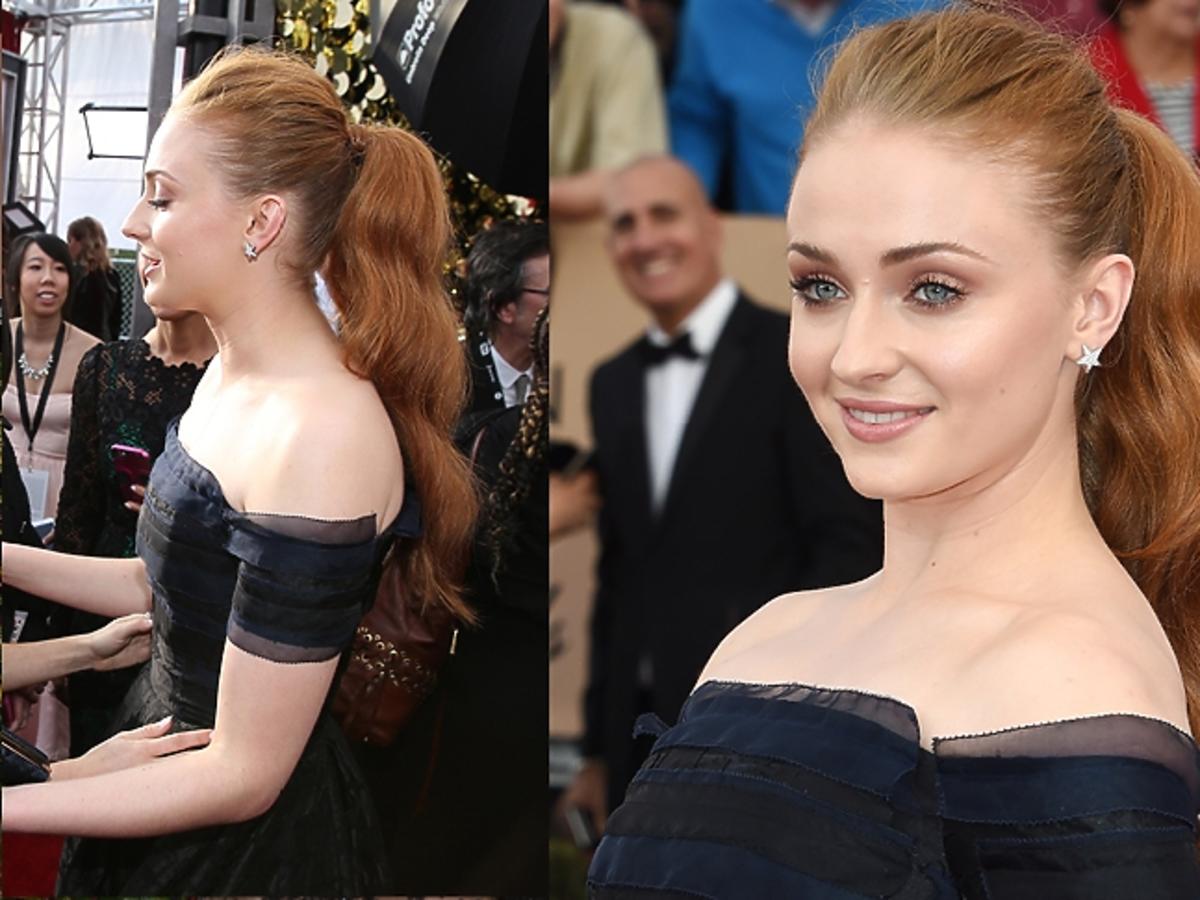 Sophie Turner w czarnej sukni z dekoltem i wysokim kucyku