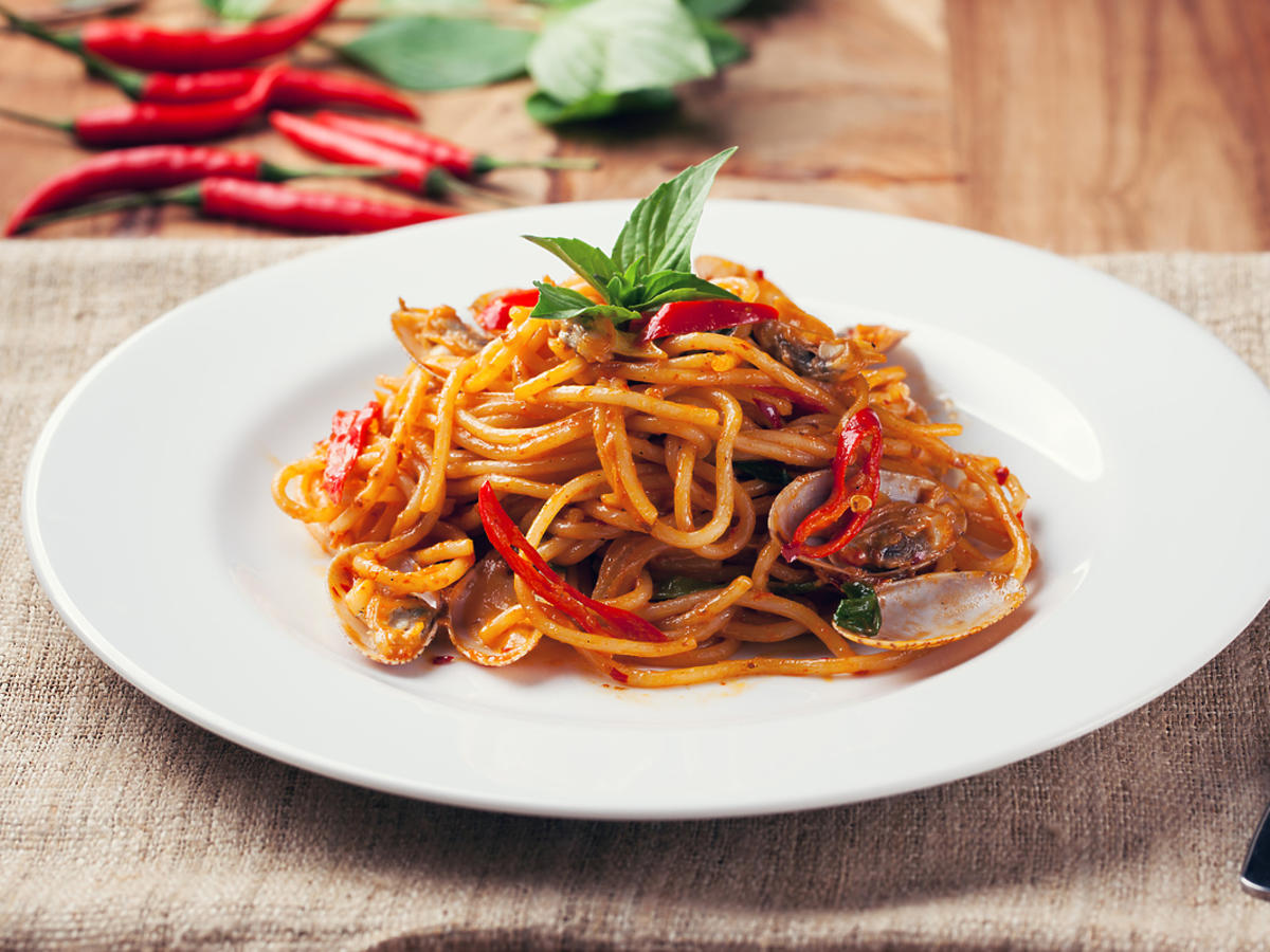 spaghetti putanesca obiad w stylu włoskim