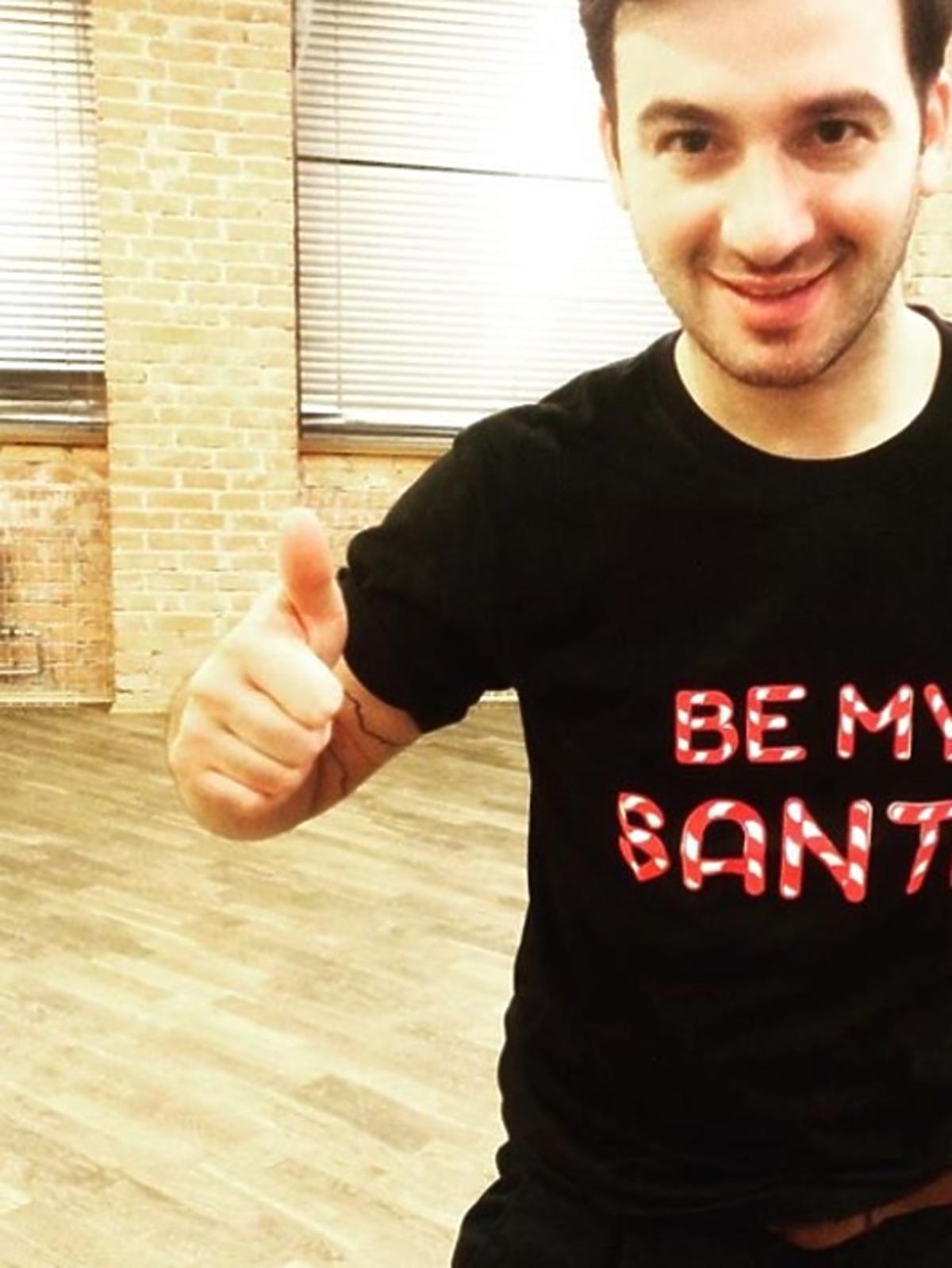 Stefano Terrazzino w świątecznej koszulce na sali treningowej