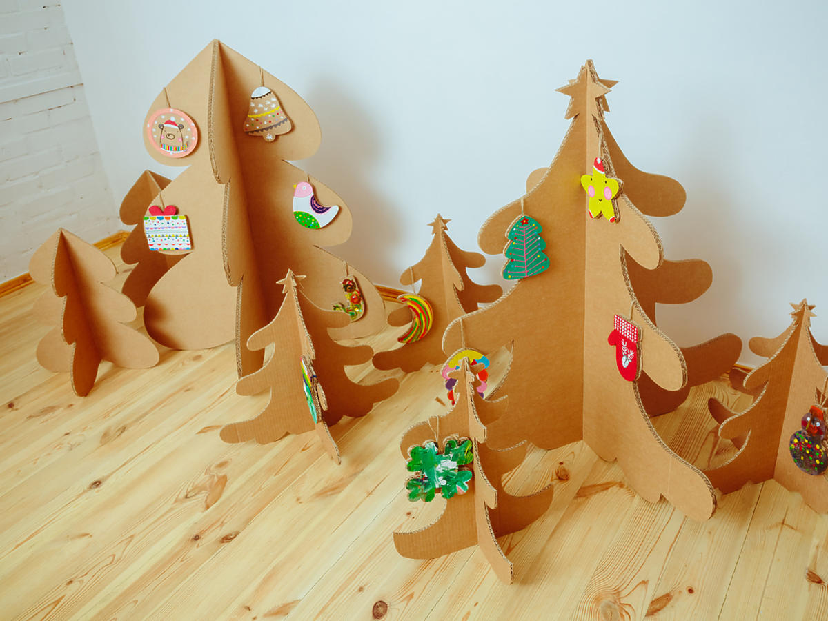 Stojące na podłodze choinki świąteczne z kartonu