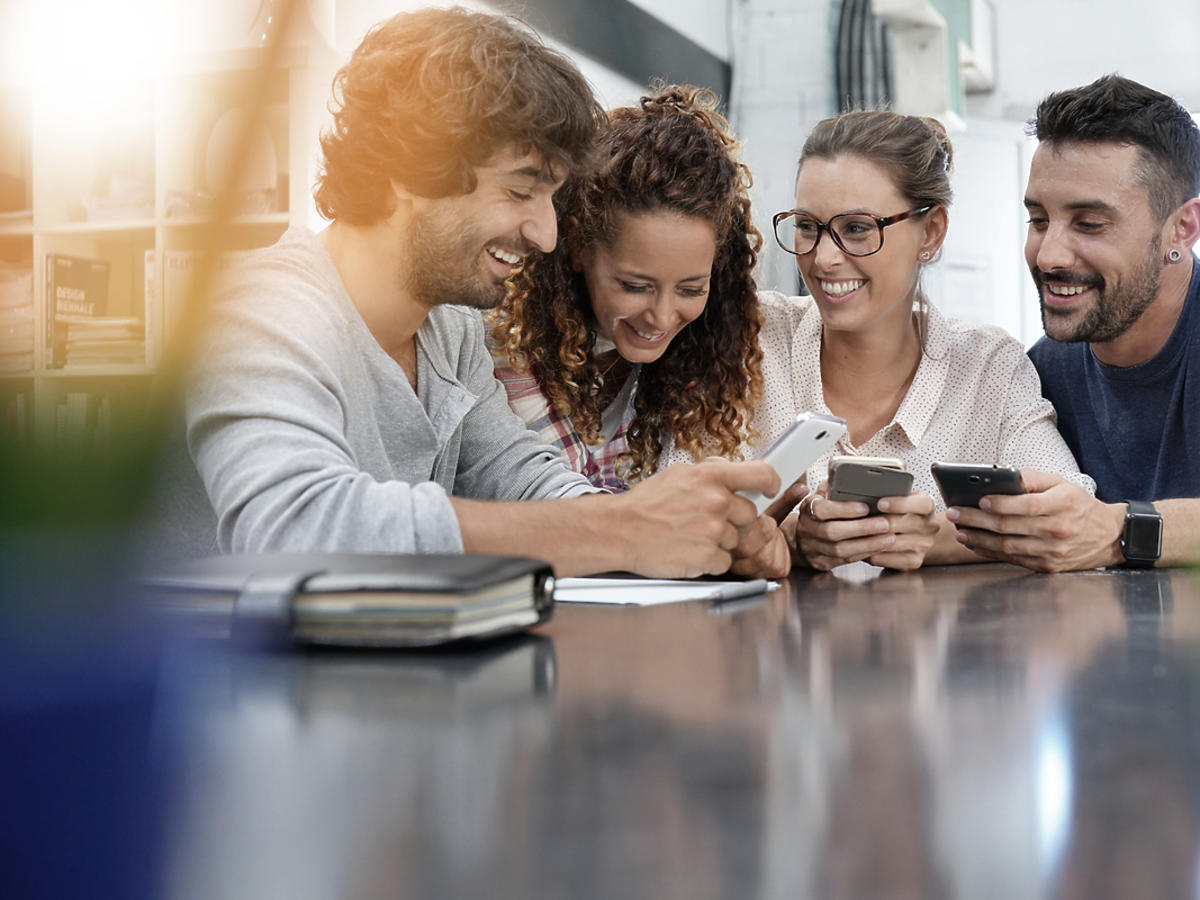 studenci korzystający z telefonów