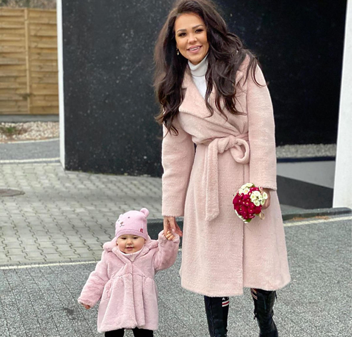 Sylwia Bomba z córką w takich samych stylizacjach