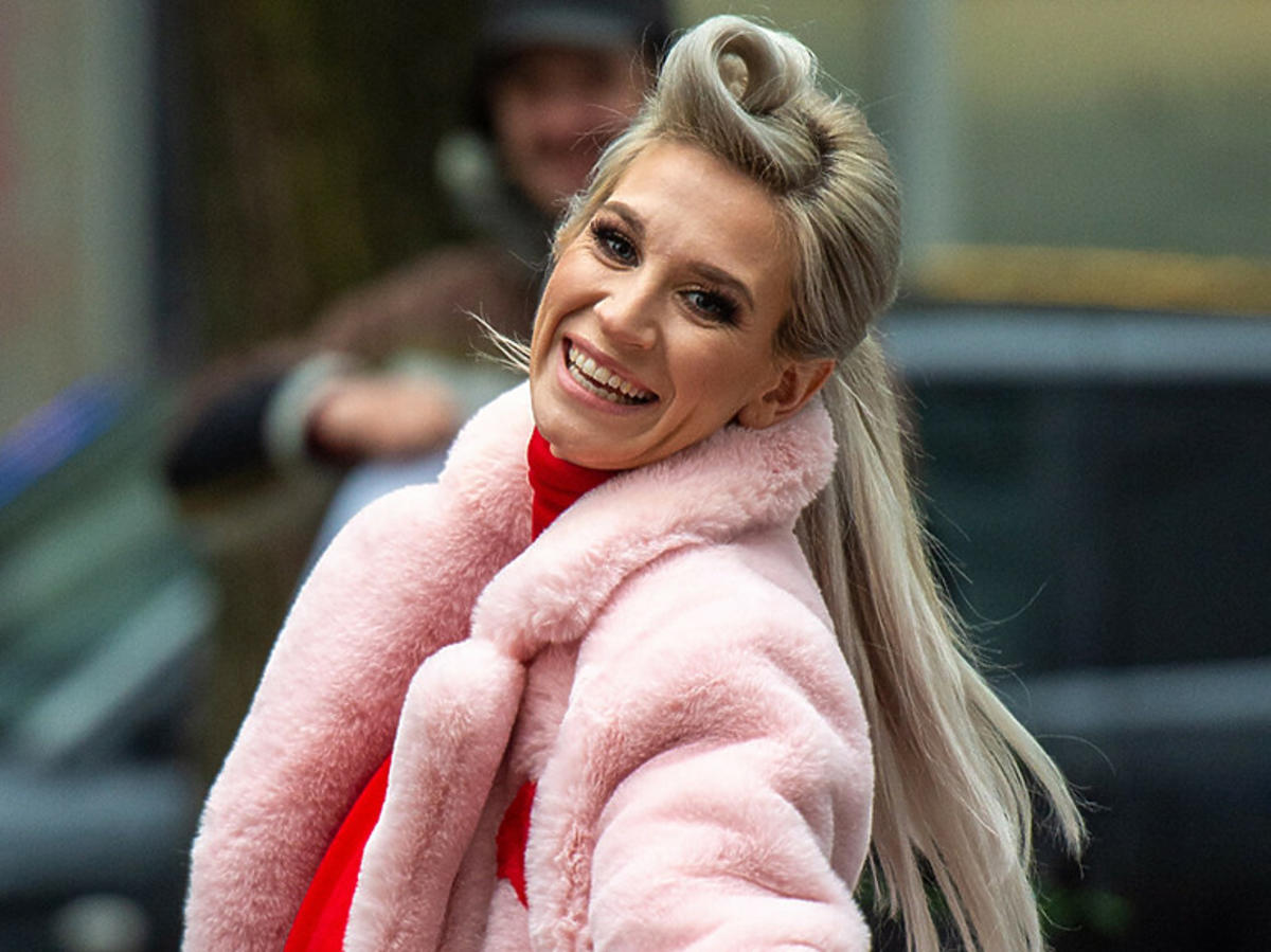 Sylwia Grzeszczak w różowym futerku przed studiem "Dzień Dobry TVN"