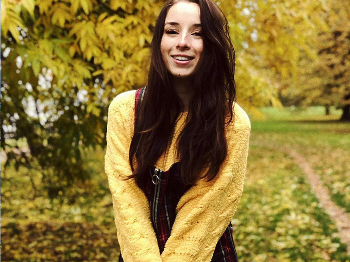 Sylwia Lipka w żółtym swetrze