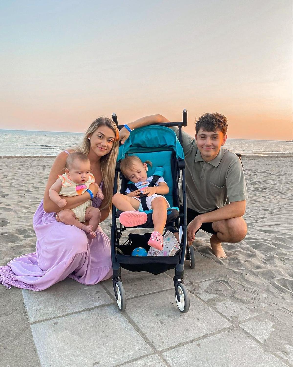 Sylwia Przybysz pokazała zdjęcie z wakacji z rodziną z Janem Dąbrowski, Nelą i Polą