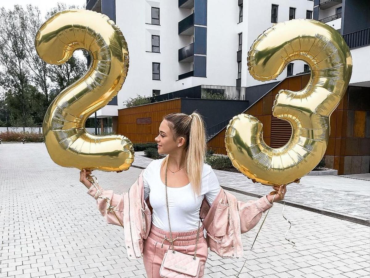 Sylwia Przybysz trzyma balony 23