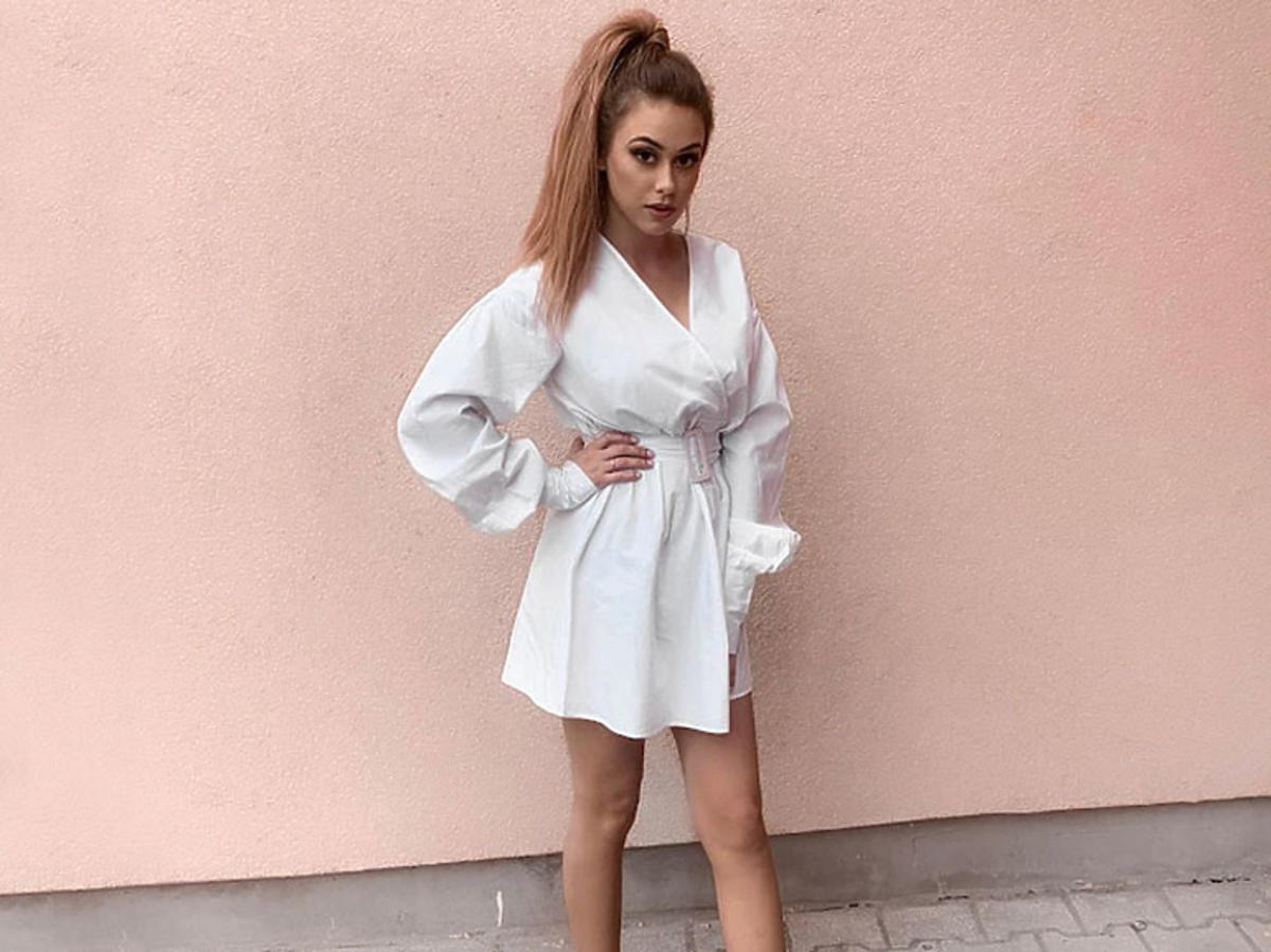 Sylwia Przybysz w białej sukience