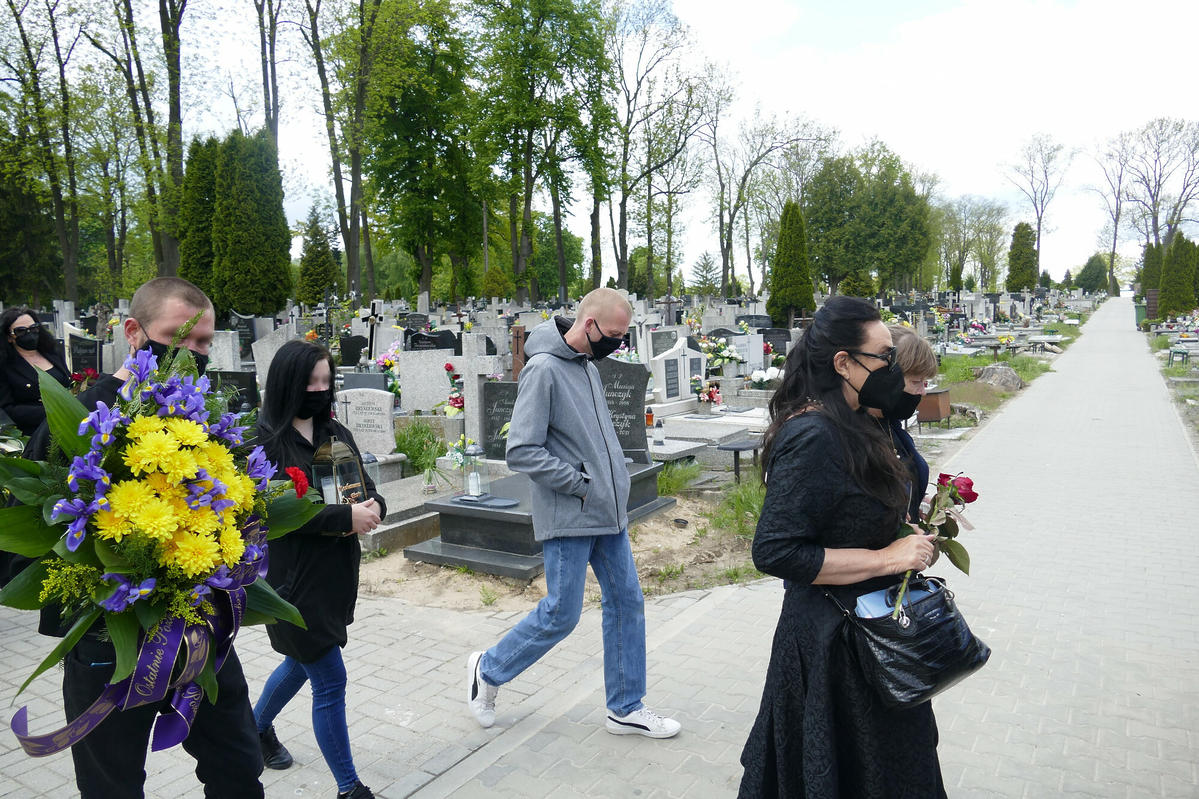 Syn Krzysztofa Krawczyka nie pojawił się na pogrzebie swojego wujka. Bratanica artysty opublikowała mocny wpis: 