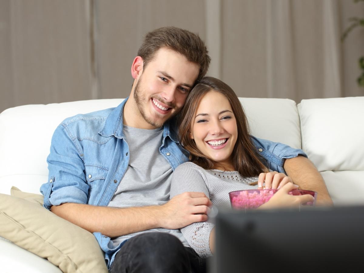 Szczęśliwa para ogląda razem telewizję