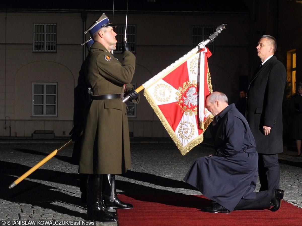 Szef MON Antoni Macierewicz całuje sztandar wojska polskiego