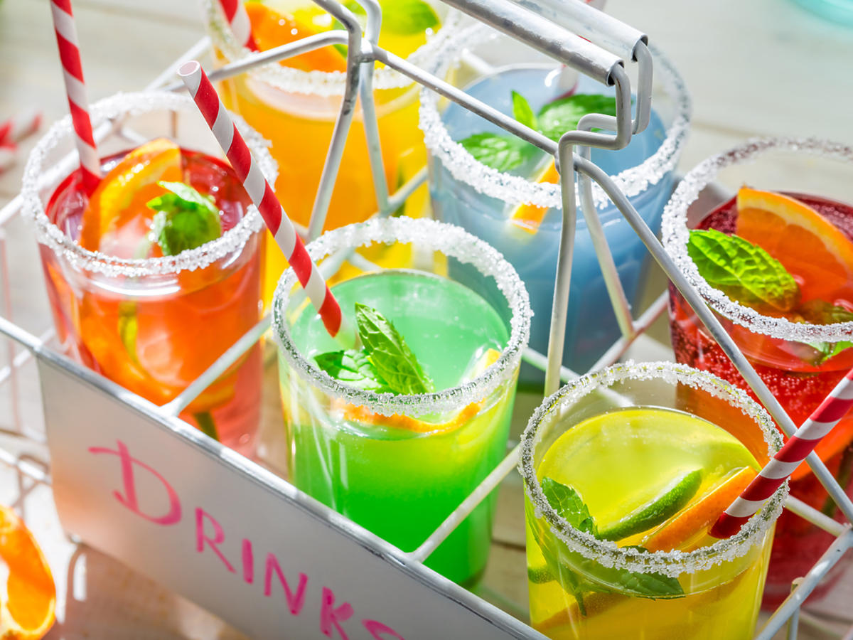 Sześć różnych drinków w skrzynce.