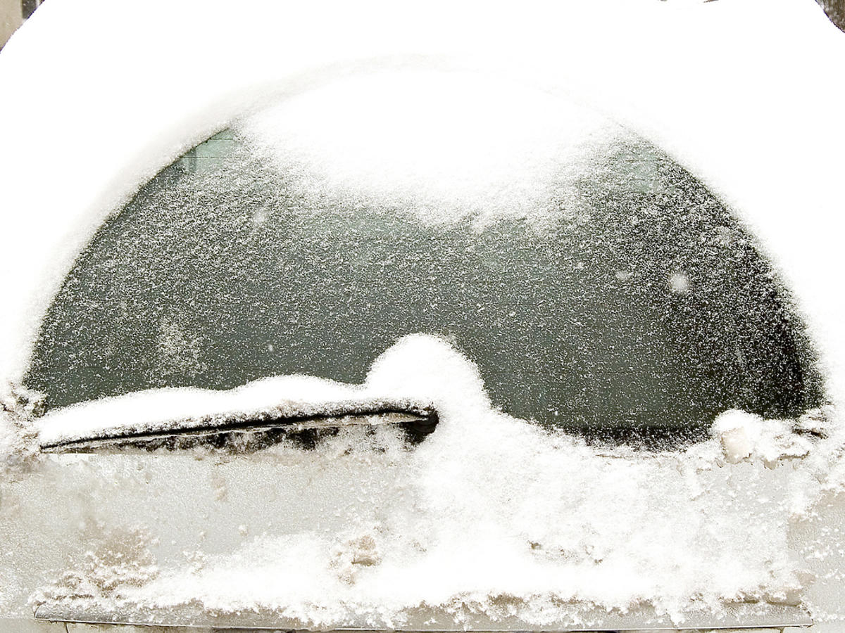 Szyba samochodu w śniegu i lodzie.