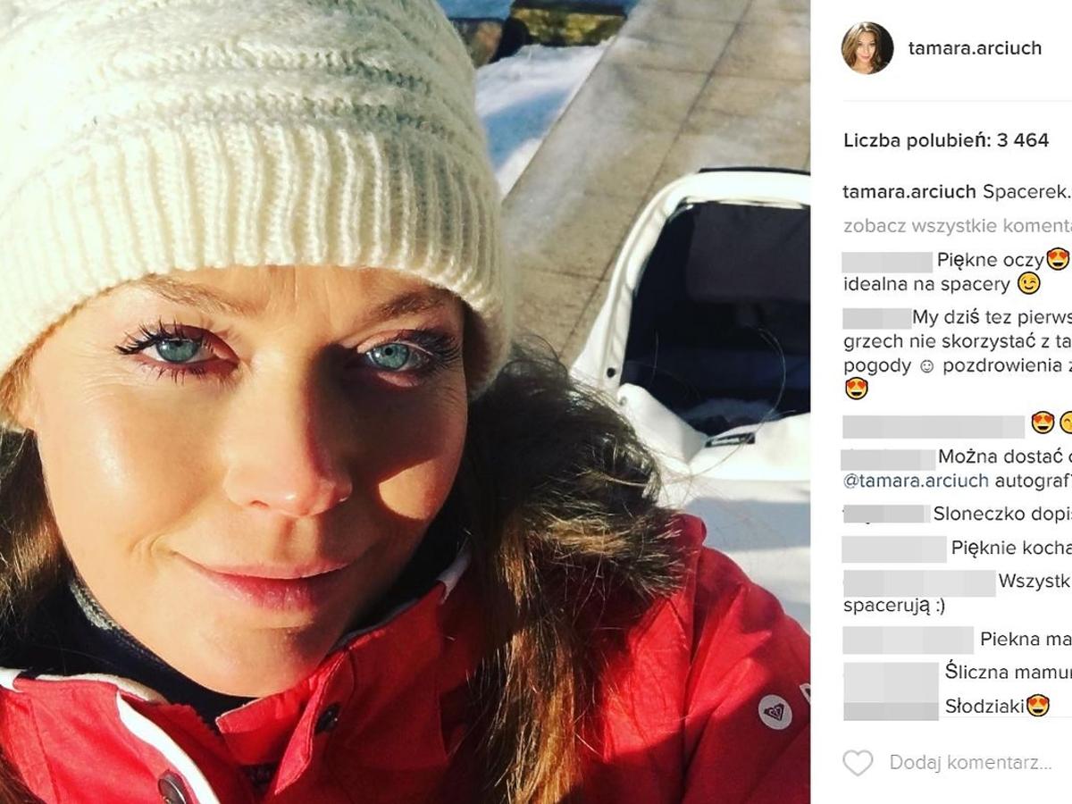 Tamara Arciuch na spacerze z córką