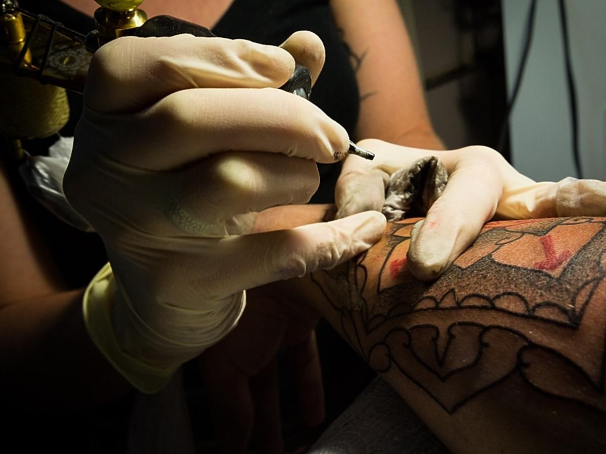 tatuator wykonuje tatuaż